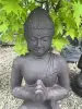 Artikelbild 3 des Artikels “Ausstellungsstück - Sitzender Buddha mit grüßenden Händen, Indien. 60 cm Höhe, Kunststein, handgefertigt & farbig. Gussstein mit antikem Finish, handgearbeitet & gefärbt. Eingefaerbt in der Farbe Antik-Finish “