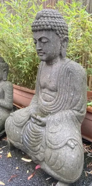 Artikelbild 3 des Artikels “Sitzender Buddha, Japaner, 100 cm Höhe, Naturstein (Basanit), Steinmetzarbeiten. Naturstein, Grau “
