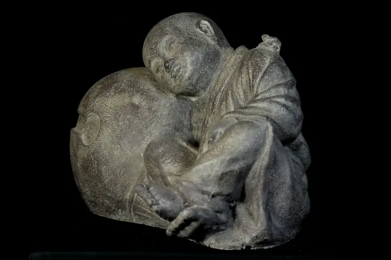 Artikelbild 3 des Artikels “Liegender Madeira-Mönch, 65 cm hoch “