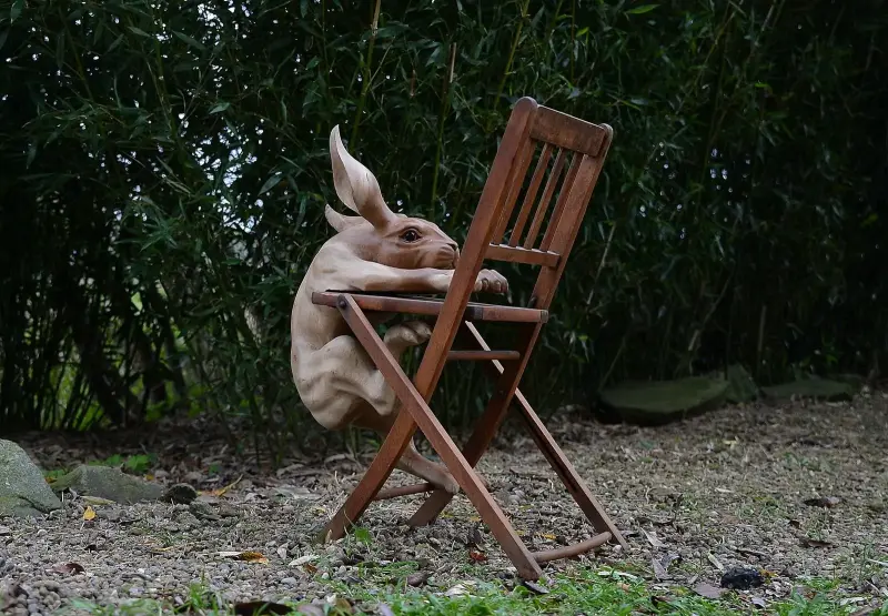 Artikelbild 3 des Artikels “Unikat: kletternder Hase – Kunstobjekt aus Suarholz, 55 cm “