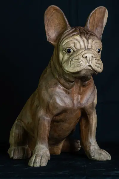 Artikelbild 3 des Artikels “Französische Bulldogge sitzend – Holzskulptur für Tierliebhaber “
