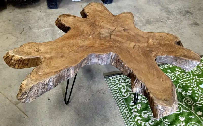 Artikelbild 3 des Artikels “Unikat - Beistelltisch mit Metallbeinen, die Platte ist aus einem Stück Teakwurzel gefertigt. Größe etwa 73 cm Länge und 70 cm Breite, 5,5cm Dicke, Höhe ist 45cm “