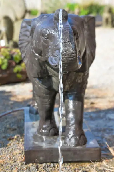 Artikelbild 3 des Artikels “Stehender Elefant auf Sockel als Wasserspiel, 107 cm L “