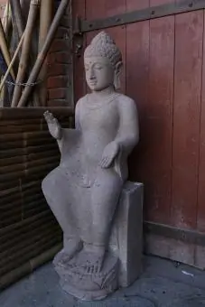 Artikelbild 3 des Artikels “Sitzender Buddha auf Sockel, 130 cm H, rötlicher Flussstein “