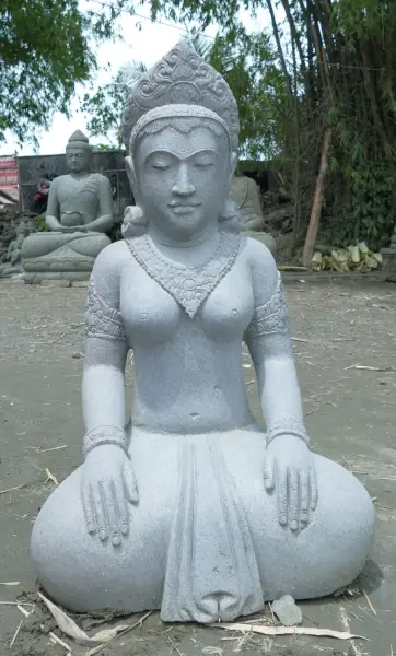 Artikelbild 3 des Artikels “Die Skulptur ist Putri Bali (sitzende Damen) aus Riverstone “