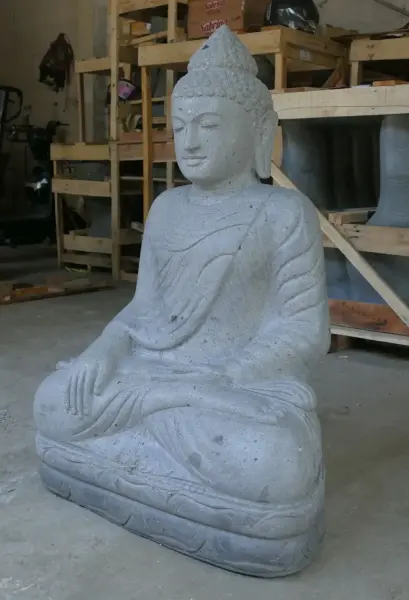Artikelbild 3 des Artikels “Sitzender Buddha aus Flussstein in Bhumisparsha - Geste des Berührens der Erde. 100cm Höhe. Unikat “