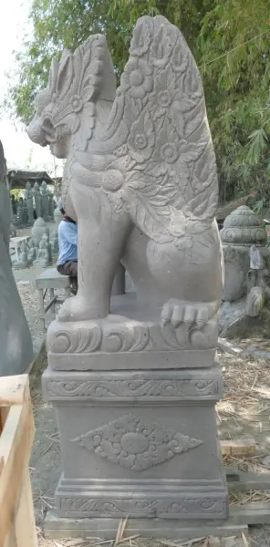 Artikelbild 3 des Artikels “Set von Singa Ambaraja, bestehend aus der Skulptur und dem Sockel. Gesamthöhe ist 223cm “