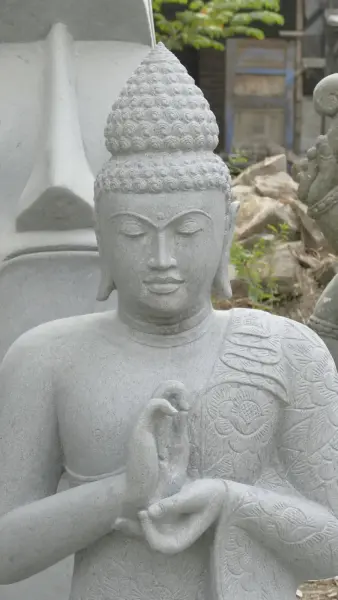 Artikelbild 3 des Artikels “Sitzender Buddha mit floraler Schnitzerei -Chakra Position. Ungefähr 152cm Höhe. Naturstein (Flussstein), Steinmetzarbeiten “