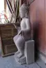 Artikelbild 4 des Artikels “Sitzender Buddha auf Sockel, 130 cm H, rötlicher Flussstein “