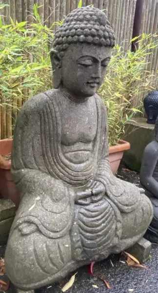 Artikelbild 4 des Artikels “Sitzender Buddha, Japaner, 100 cm Höhe, Naturstein (Basanit), Steinmetzarbeiten. Naturstein, Grau “