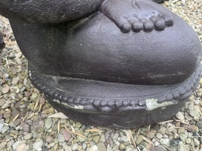 Artikelbild 4 des Artikels “Ausstellungsstück - Sitzender Buddha, Indien, 60 cm Höhe, Kunststein, handgefertigt & farbig. Gussstein mit antikem Finish, handgearbeitet & gefärbt. “