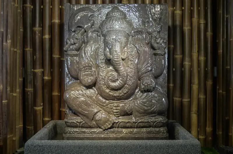 Product image 4 of the product “Ganesha (relief) as a water feature with matching base, 2 pieces, ca. 130 cm H ”
