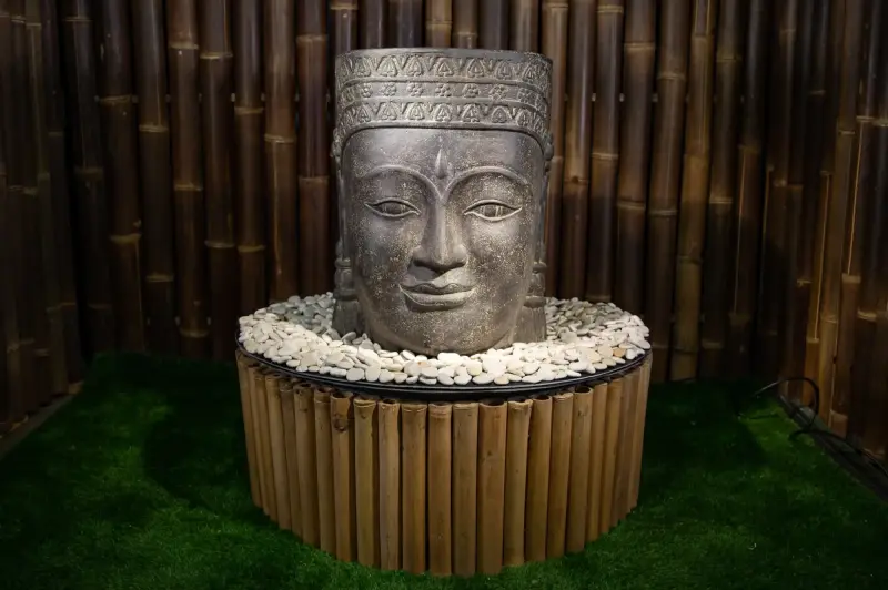 Artikelbild 4 des Artikels “Khmer-Kopf als Wasserspiel, 67cm hoch, aus Kunststein, hohl, handgefertigt & farbig. Eingefaerbt in der Farbe Antik-Finish “