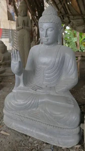 Artikelbild 4 des Artikels “Sitzender Buddha aus Riverstone in Abhaya Position - Geste der Furchtlosigkeit, H.108 cm. “