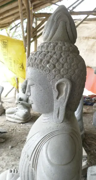 Artikelbild 4 des Artikels “Sitzender Buddha aus Flussstein in Dhyana-Stellung - Geste der Meditation, H. 138 cm “