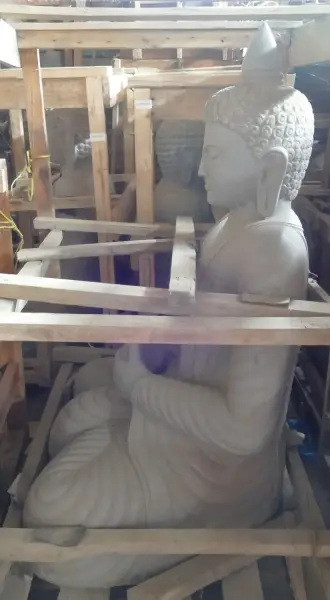 Artikelbild 4 des Artikels “Sitzender Buddha, thailändisch inspiriert, 115 cm hoch. Flussstein grau “