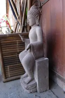 Artikelbild 4 des Artikels “Sitzender Buddha auf Sockel, 130 cm H, rötlicher Flussstein “