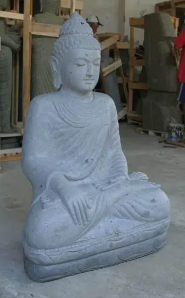 Artikelbild 4 des Artikels “Sitzender Buddha aus Flussstein in Bhumisparsha - Geste des Berührens der Erde. 100cm Höhe. Unikat “