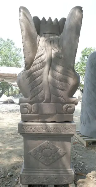 Artikelbild 4 des Artikels “Set von Singa Ambaraja, bestehend aus der Skulptur und dem Sockel. Gesamthöhe ist 223cm “