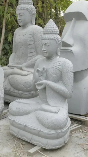 Artikelbild 4 des Artikels “Sitzender Buddha mit floraler Schnitzerei -Chakra Position. Ungefähr 152cm Höhe. Naturstein (Flussstein), Steinmetzarbeiten “