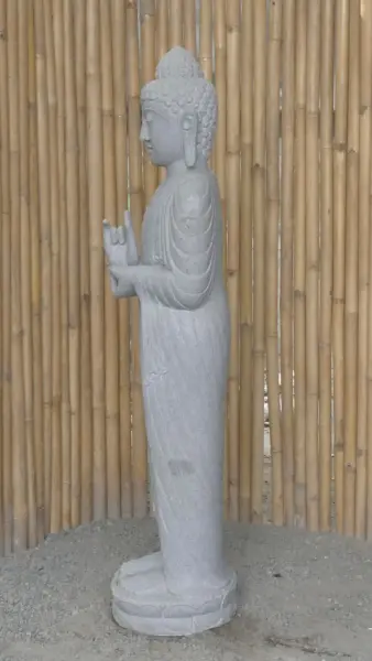 Artikelbild 4 des Artikels “Stehender Buddha aus Flussstein in Dharmachakra-Stellung - Geste des Rades der Dharma-Lehre. Ungefähr 150cm Höhe. “