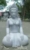 Artikelbild 5 des Artikels “Die Skulptur ist Putri Bali (sitzende Damen) aus Riverstone “