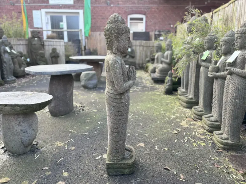 Artikelbild 5 des Artikels “Stehender Buddha, Indien, 120 cm Höhe, Naturstein (Basanit), Steinmetzarbeiten “