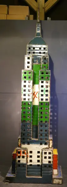Artikelbild 5 des Artikels “Empire State Building, 240cm Höhe, Skulptur aus upcyceletem Ölfass “