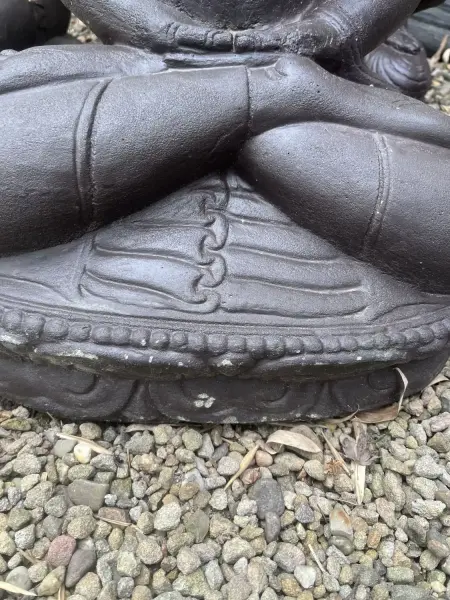 Artikelbild 5 des Artikels “Ausstellungsstück - Sitzender Buddha, Indien, 60 cm Höhe, Kunststein, handgefertigt & farbig. Gussstein mit antikem Finish, handgearbeitet & gefärbt. “