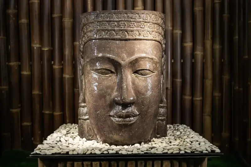 Product image 5 of the product “Khmer head as a water feature, size S (ca. 65 cm H) ”