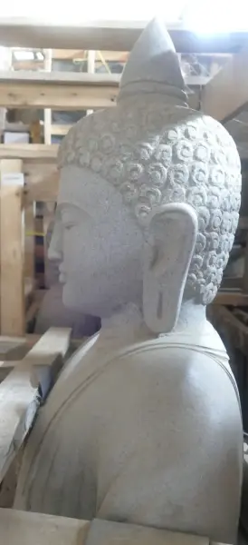 Artikelbild 5 des Artikels “Sitzender Buddha, thailändisch inspiriert, 115 cm hoch. Flussstein grau “