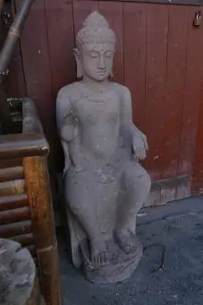 Artikelbild 5 des Artikels “Sitzender Buddha auf Sockel, 130 cm H, rötlicher Flussstein “