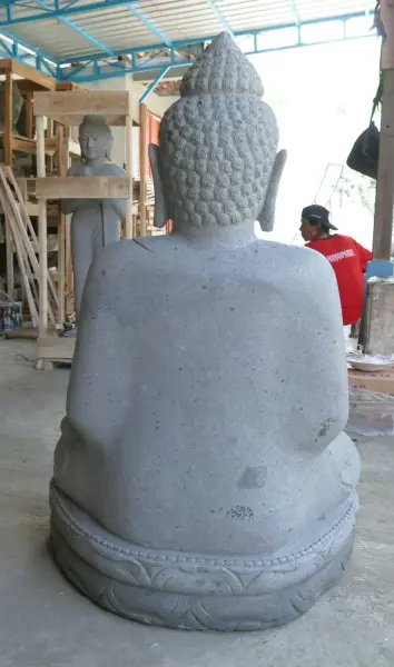 Artikelbild 5 des Artikels “Sitzender Buddha aus Flussstein in Bhumisparsha - Geste des Berührens der Erde. 100cm Höhe. Unikat “