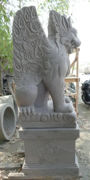 Artikelbild 5 des Artikels “Set von Singa Ambaraja, bestehend aus der Skulptur und dem Sockel. Gesamthöhe ist 223cm “