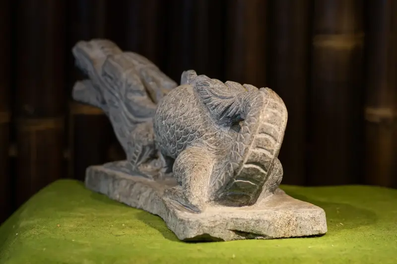 Product image 6 of the product “Lying dragon on base, ca. 50 cm L ”