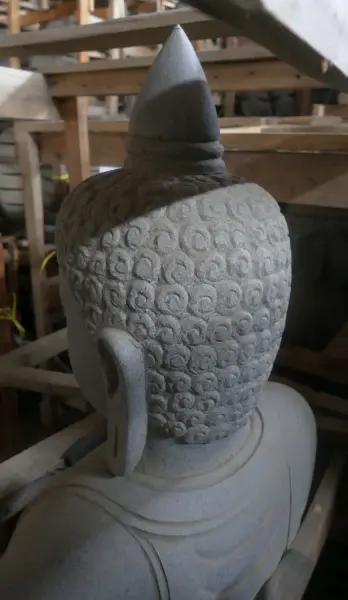 Artikelbild 6 des Artikels “Sitzender Buddha, thailändisch inspiriert, 115 cm hoch. Flussstein grau “