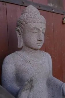 Artikelbild 6 des Artikels “Sitzender Buddha auf Sockel, 130 cm H, rötlicher Flussstein “