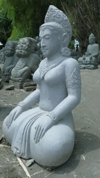 Artikelbild 6 des Artikels “Die Skulptur ist Putri Bali (sitzende Damen) aus Riverstone “
