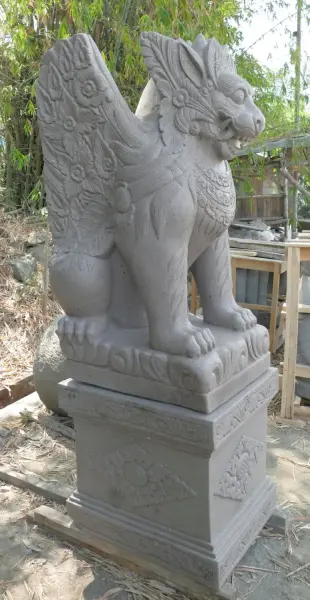 Artikelbild 6 des Artikels “Set von Singa Ambaraja, bestehend aus der Skulptur und dem Sockel. Gesamthöhe ist 223cm “