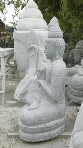 Artikelbild 6 des Artikels “Sitzender Buddha mit floraler Schnitzerei -Chakra Position. Ungefähr 152cm Höhe. Naturstein (Flussstein), Steinmetzarbeiten “