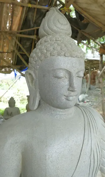 Artikelbild 7 des Artikels “Sitzender Buddha aus Flussstein in Dhyana-Stellung - Geste der Meditation, H. 138 cm “