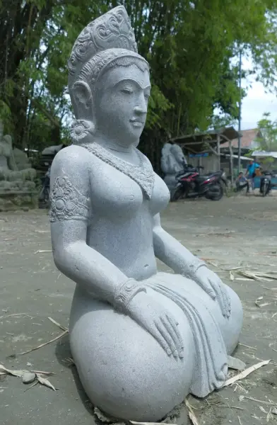 Artikelbild 7 des Artikels “Die Skulptur ist Putri Bali (sitzende Damen) aus Riverstone “