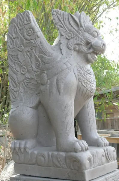 Artikelbild 7 des Artikels “Set von Singa Ambaraja, bestehend aus der Skulptur und dem Sockel. Gesamthöhe ist 223cm “