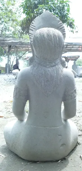 Artikelbild 8 des Artikels “Die Skulptur ist Putri Bali (sitzende Damen) aus Riverstone “