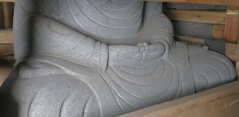 Artikelbild 8 des Artikels “Sitzender Buddha aus hochwertigem Flussstein mit der Handgeste 