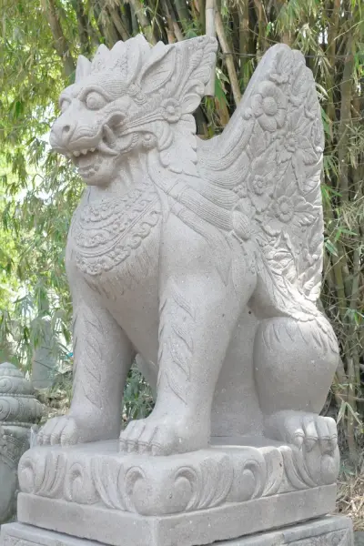 Artikelbild 8 des Artikels “Set von Singa Ambaraja, bestehend aus der Skulptur und dem Sockel. Gesamthöhe ist 223cm “
